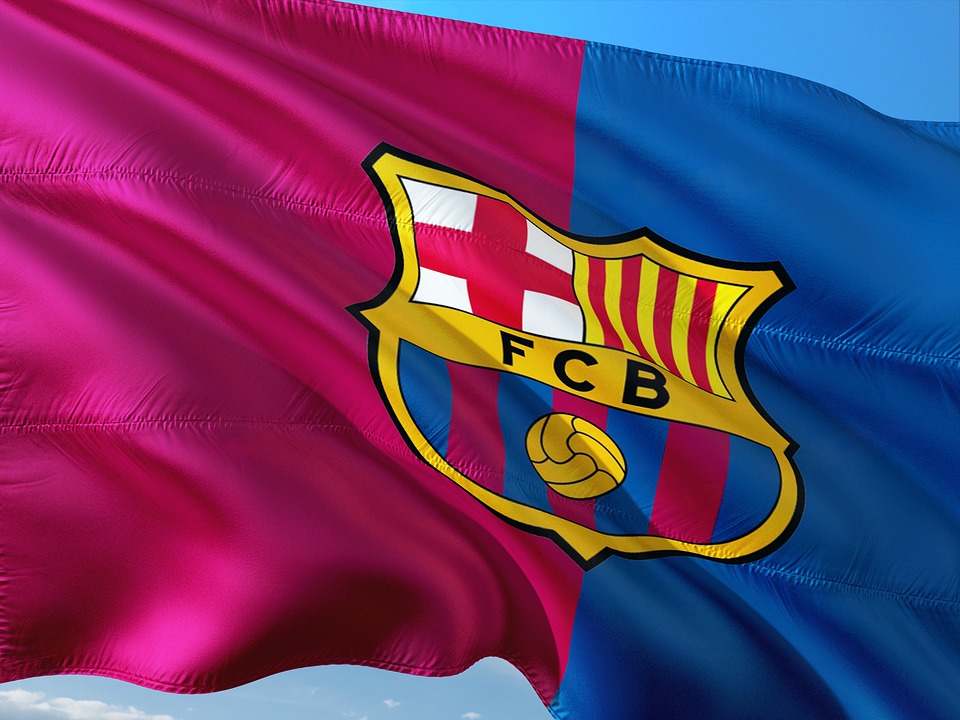 FC Barcelone drapeau avec le logo blason flottant