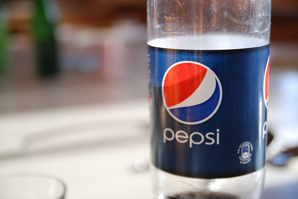 nouveau logo pepsi sur une bouteille plastique 1 litre et demi